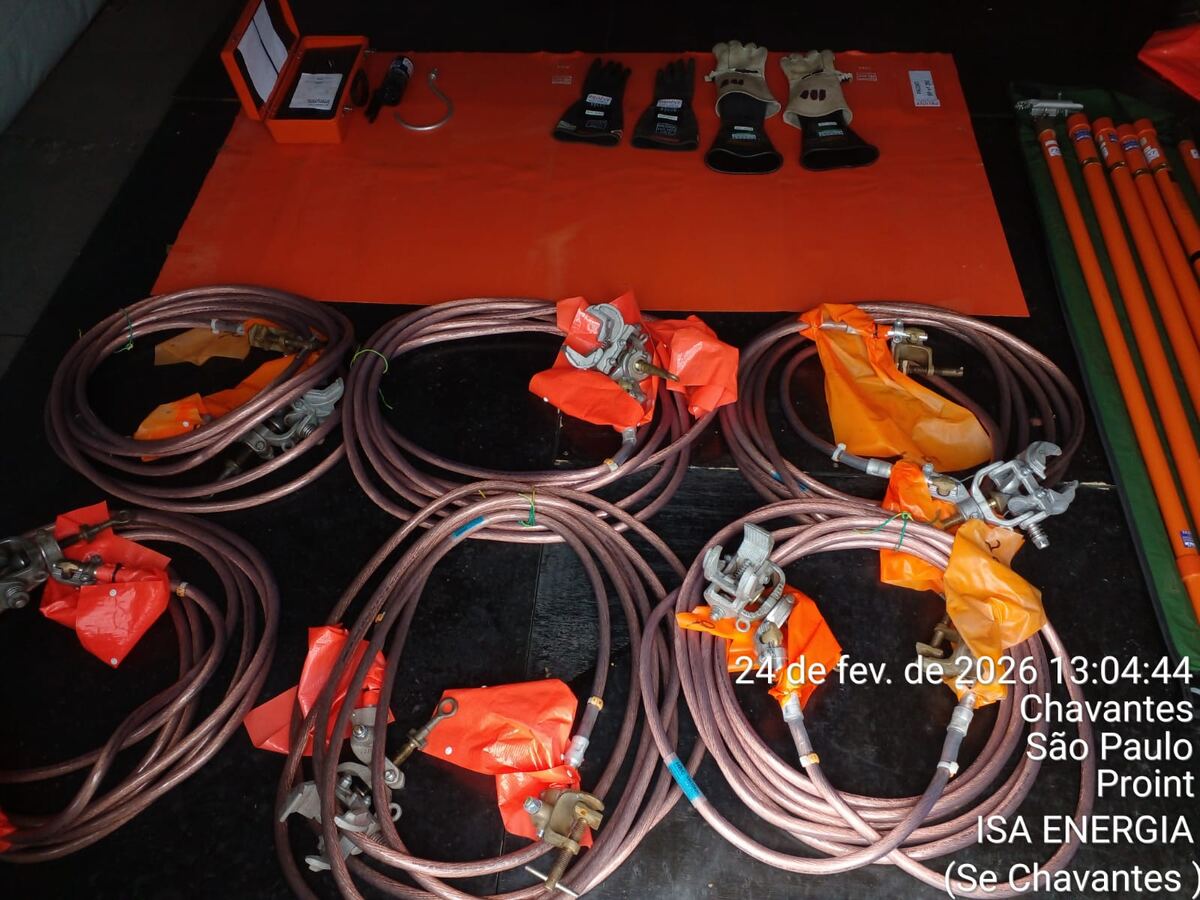 Kit de aterramento temporário e EPIs da PROINT preparados sobre manta isolante para serviço em subestação