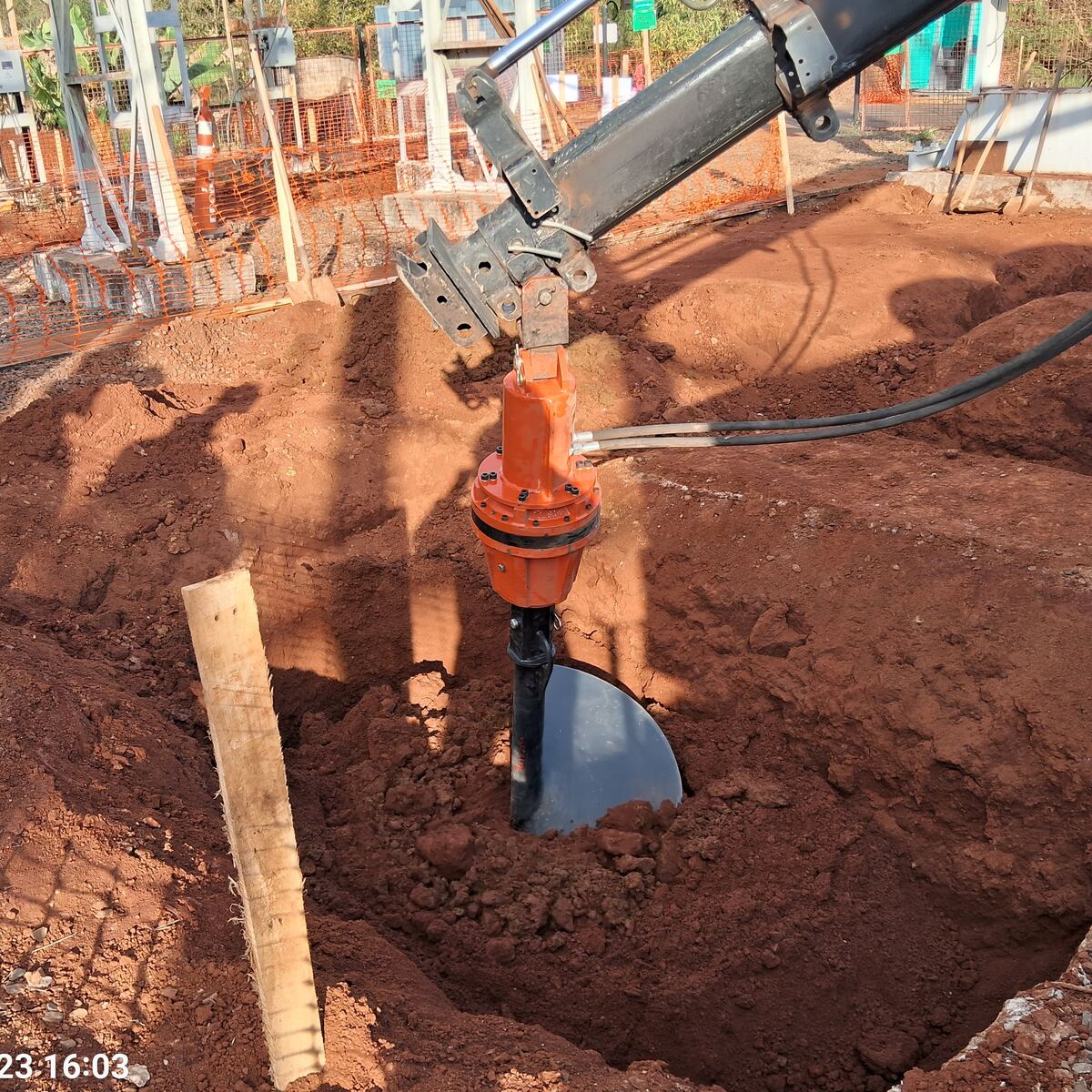 Perfuratriz hidráulica da PROINT escavando fundação em canteiro de obra de subestação