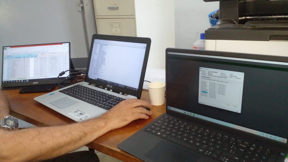 Estação de trabalho da PROINT com notebooks para parametrização e análise de dados de ensaios