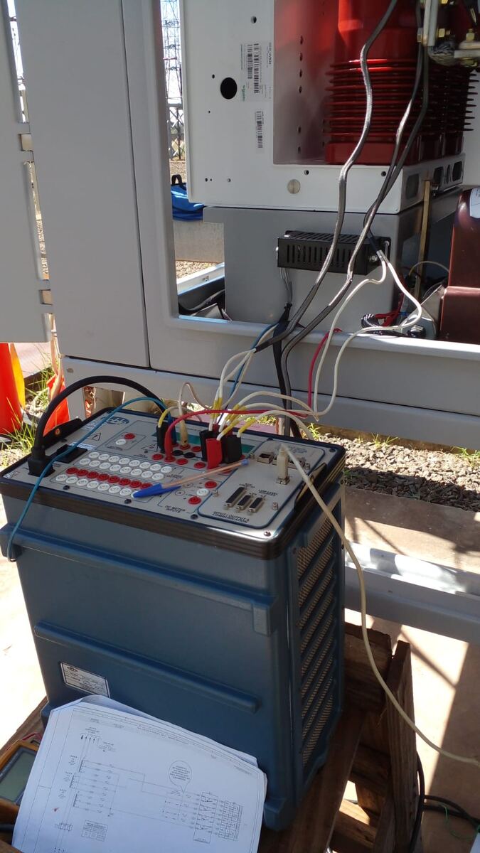 Maleta de ensaios de injeção secundária da PROINT conectada a equipamento de subestação